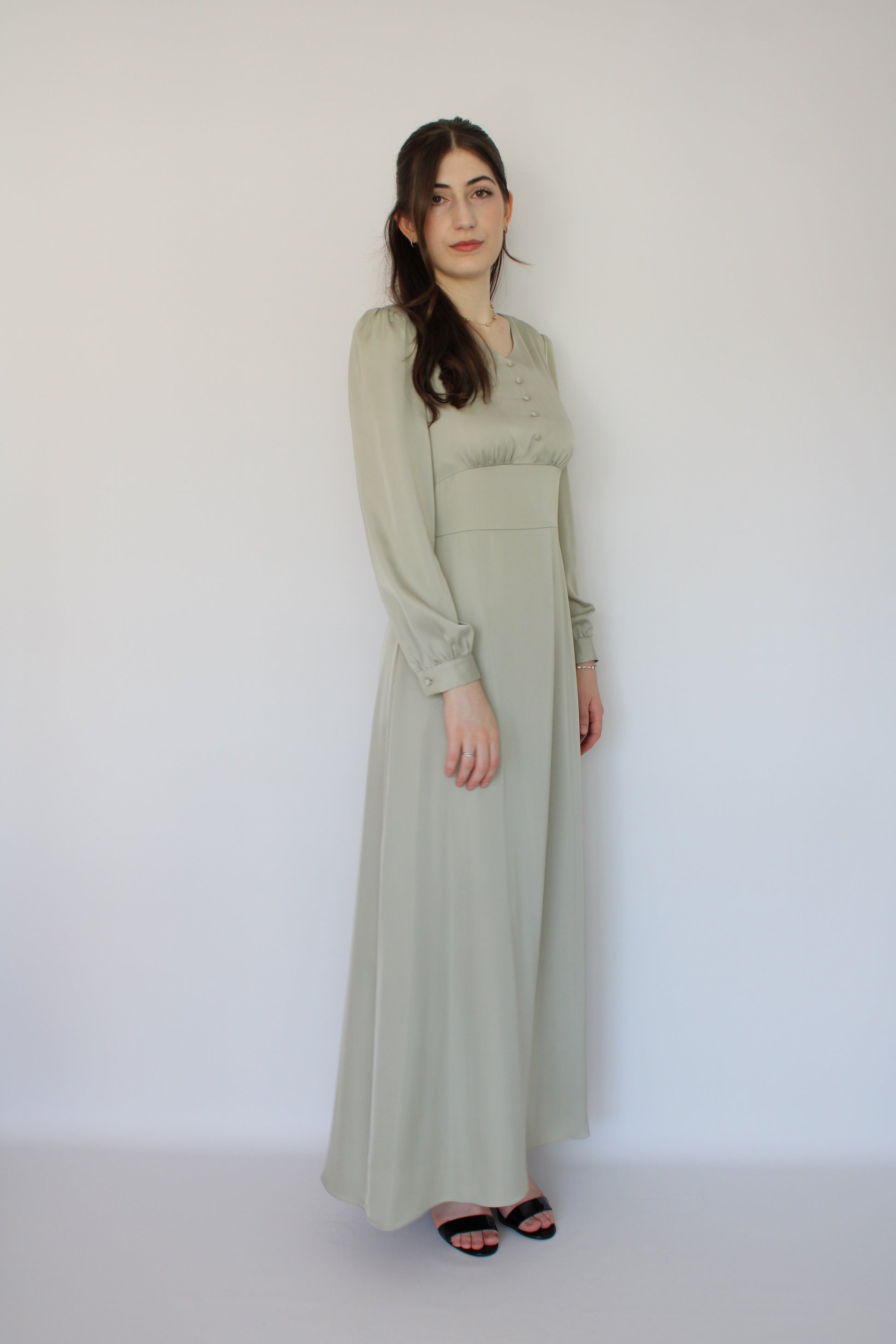 ROBE VERTE EN SATIN À FAUX BOUTONS