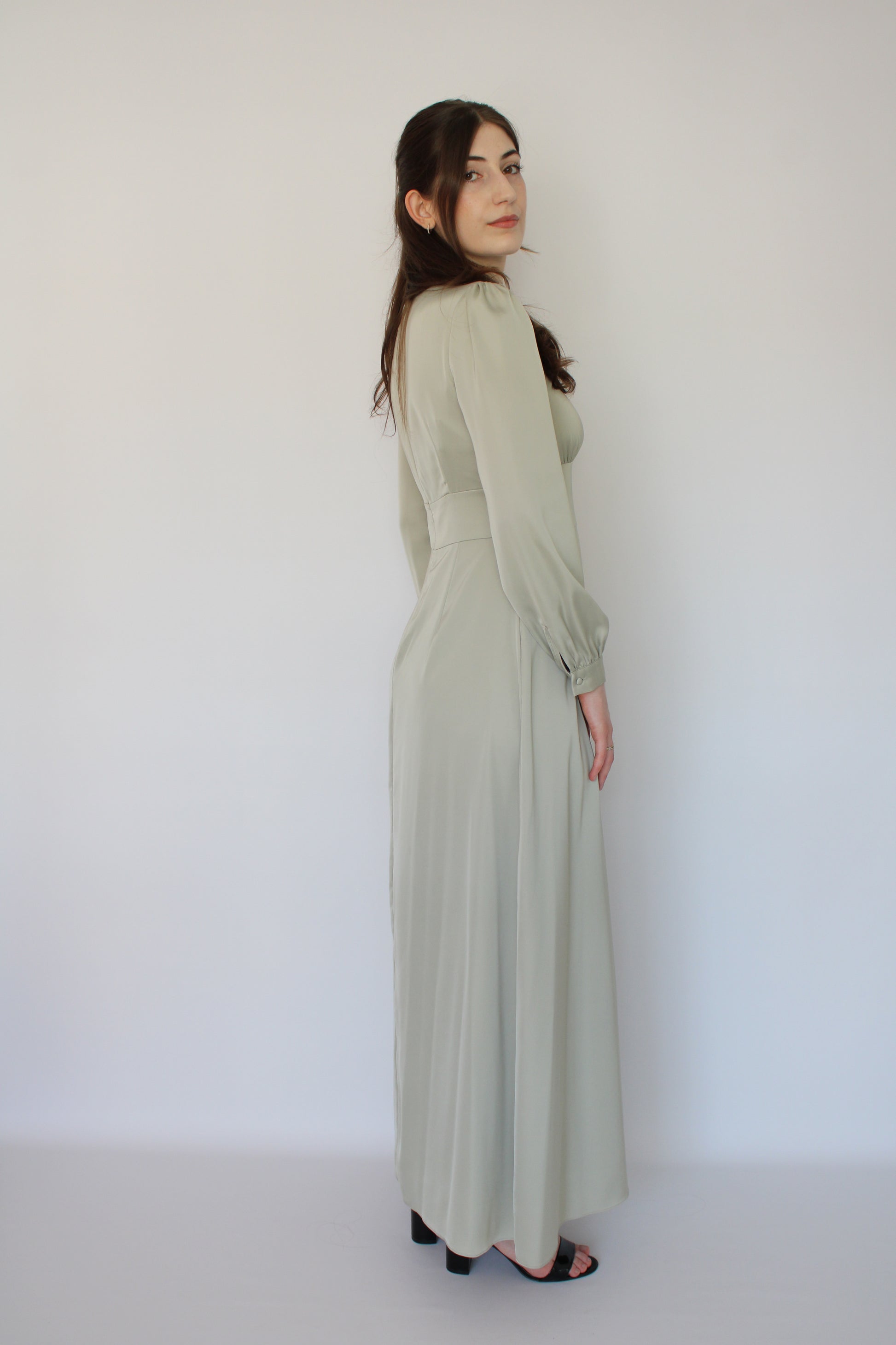 ROBE VERTE EN SATIN À FAUX BOUTONS