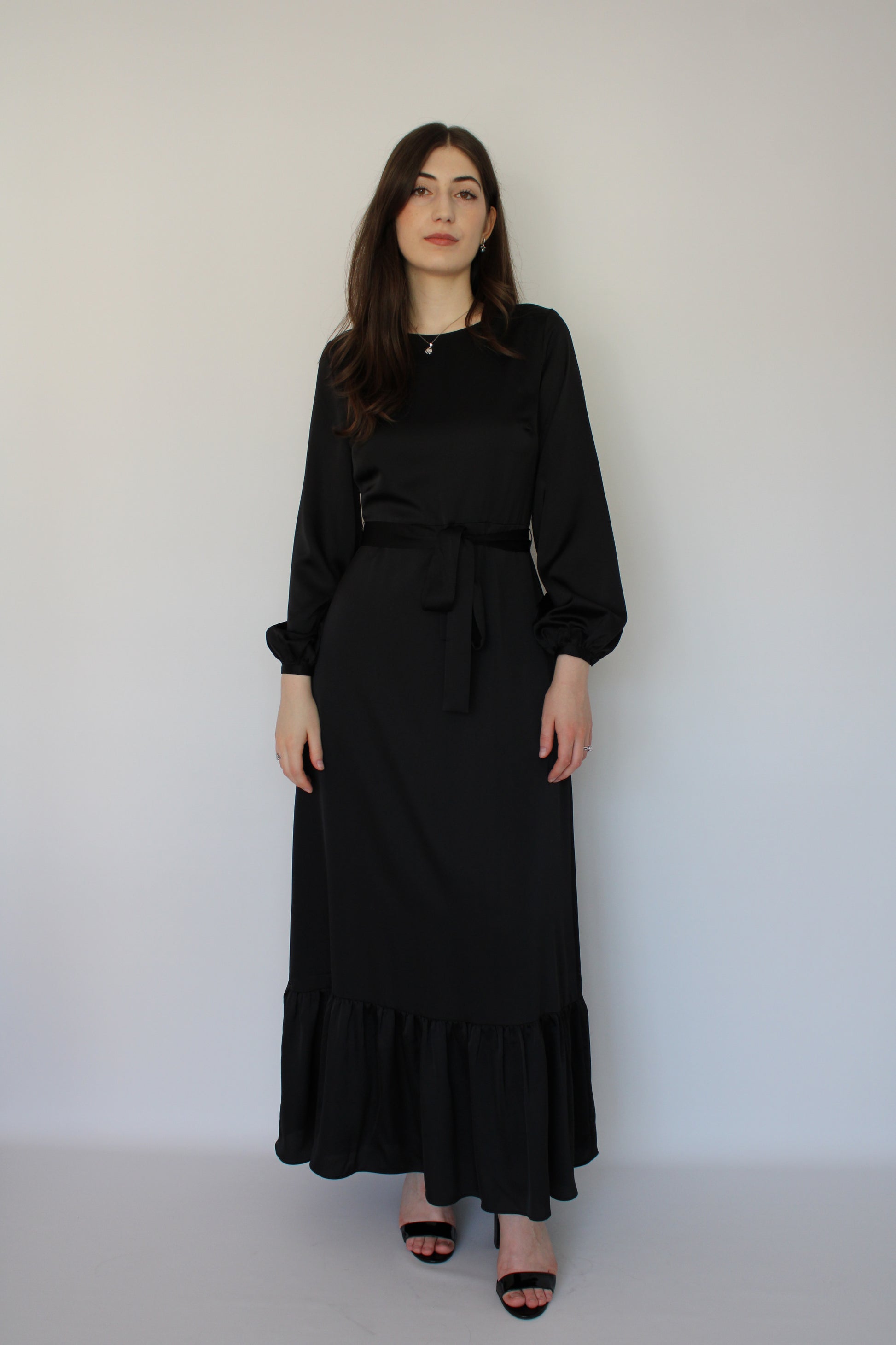 ROBE NOIRE À VOLANTS EN SATIN