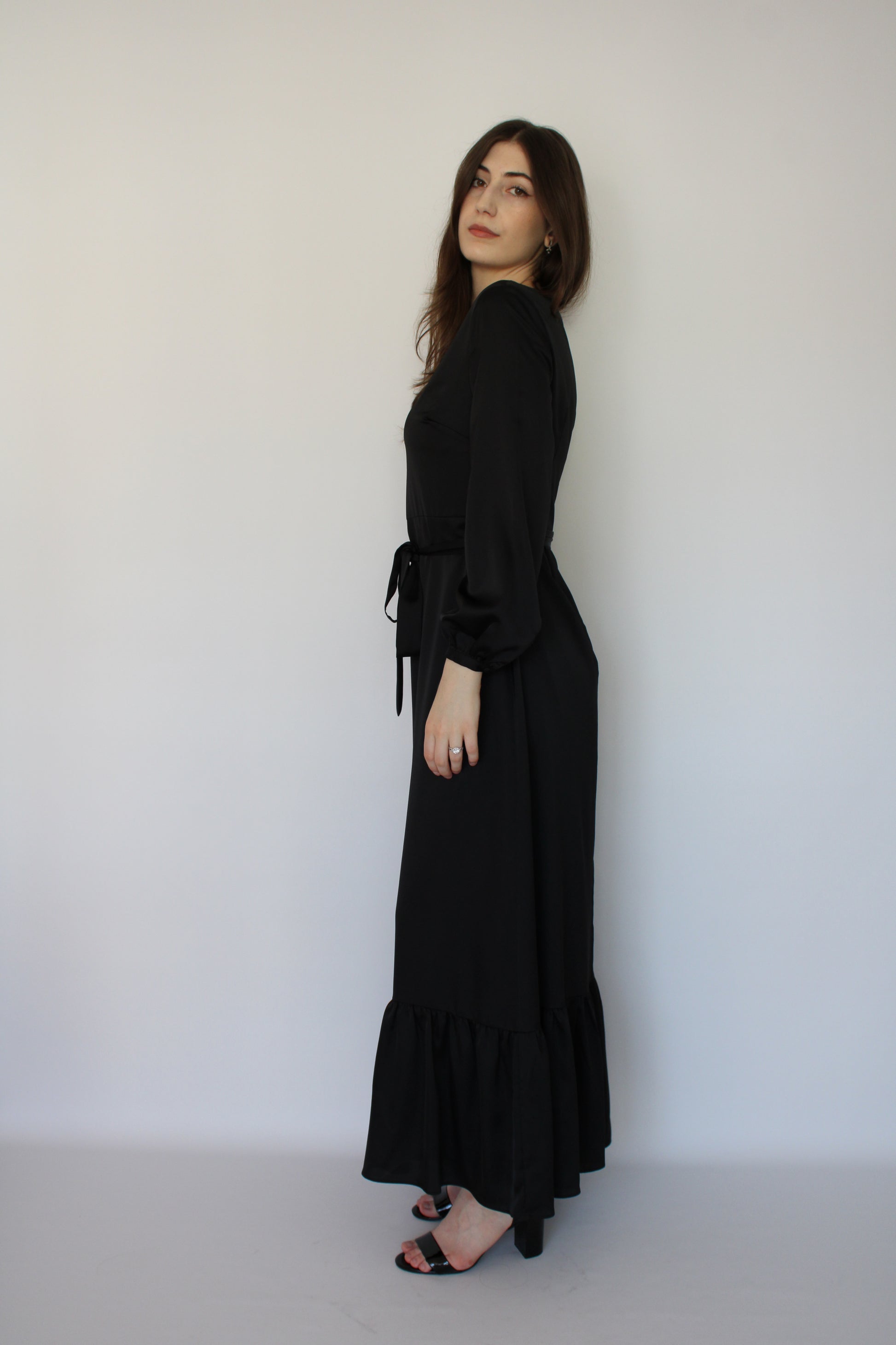 ROBE NOIRE À VOLANTS EN SATIN