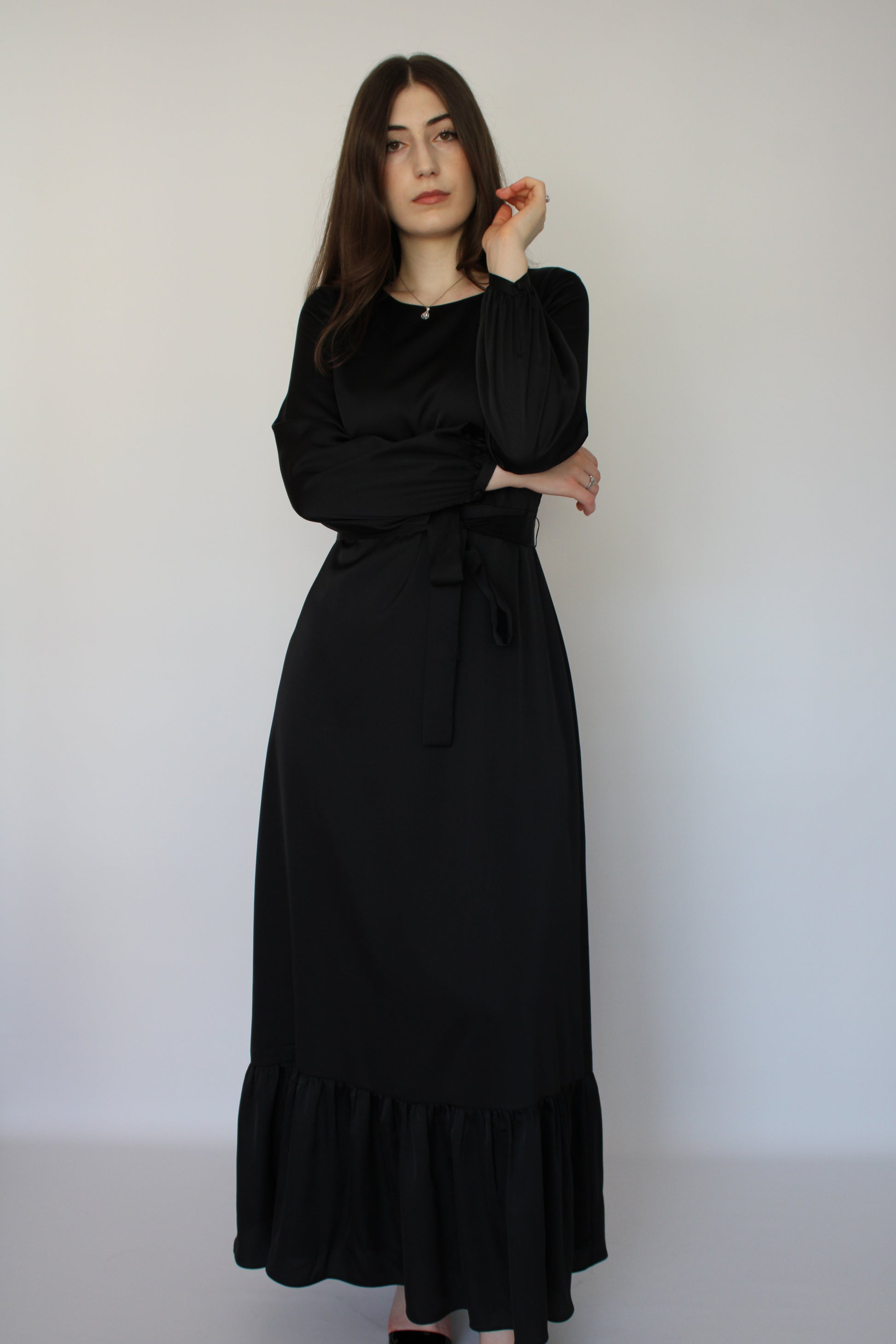 ROBE NOIRE À VOLANTS EN SATIN