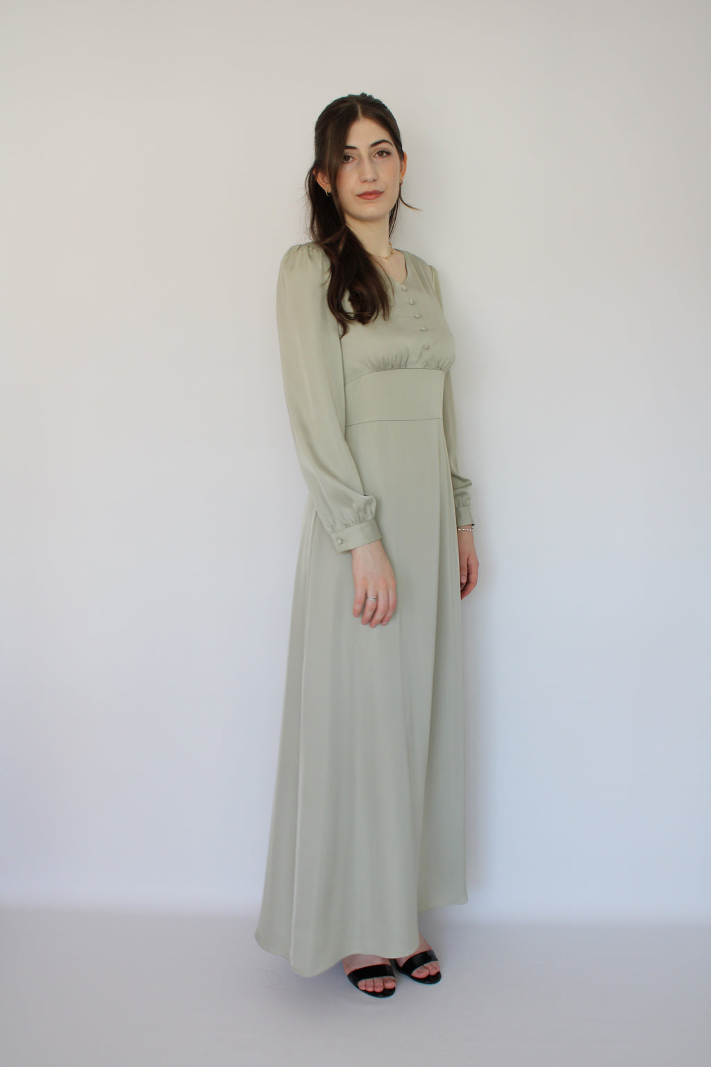 ROBE VERTE EN SATIN À FAUX BOUTONS