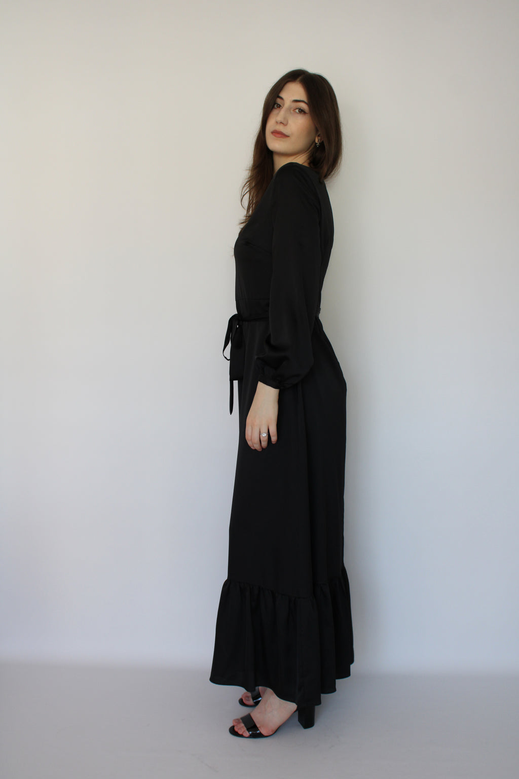 ROBE NOIRE À VOLANTS EN SATIN