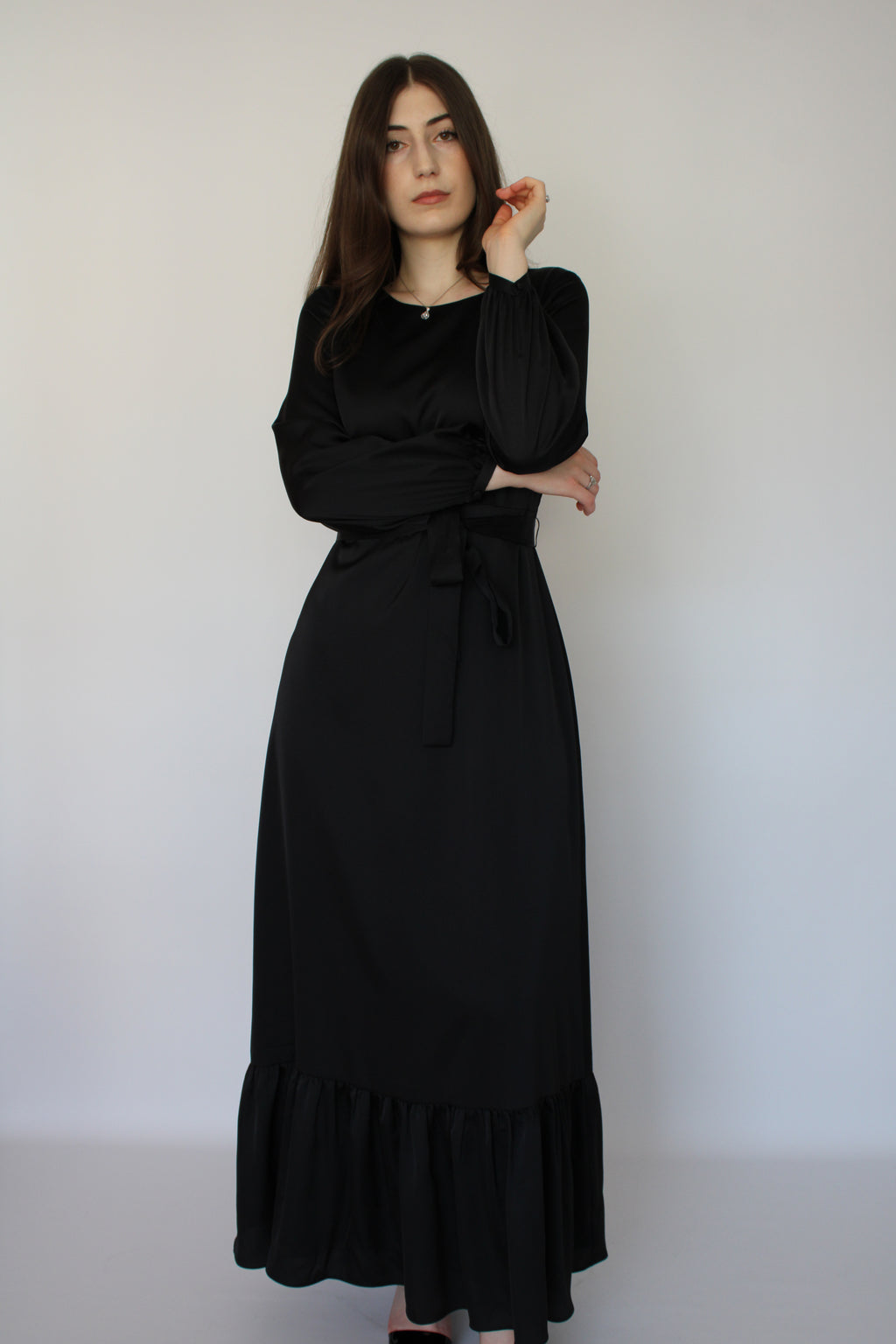 ROBE NOIRE À VOLANTS EN SATIN